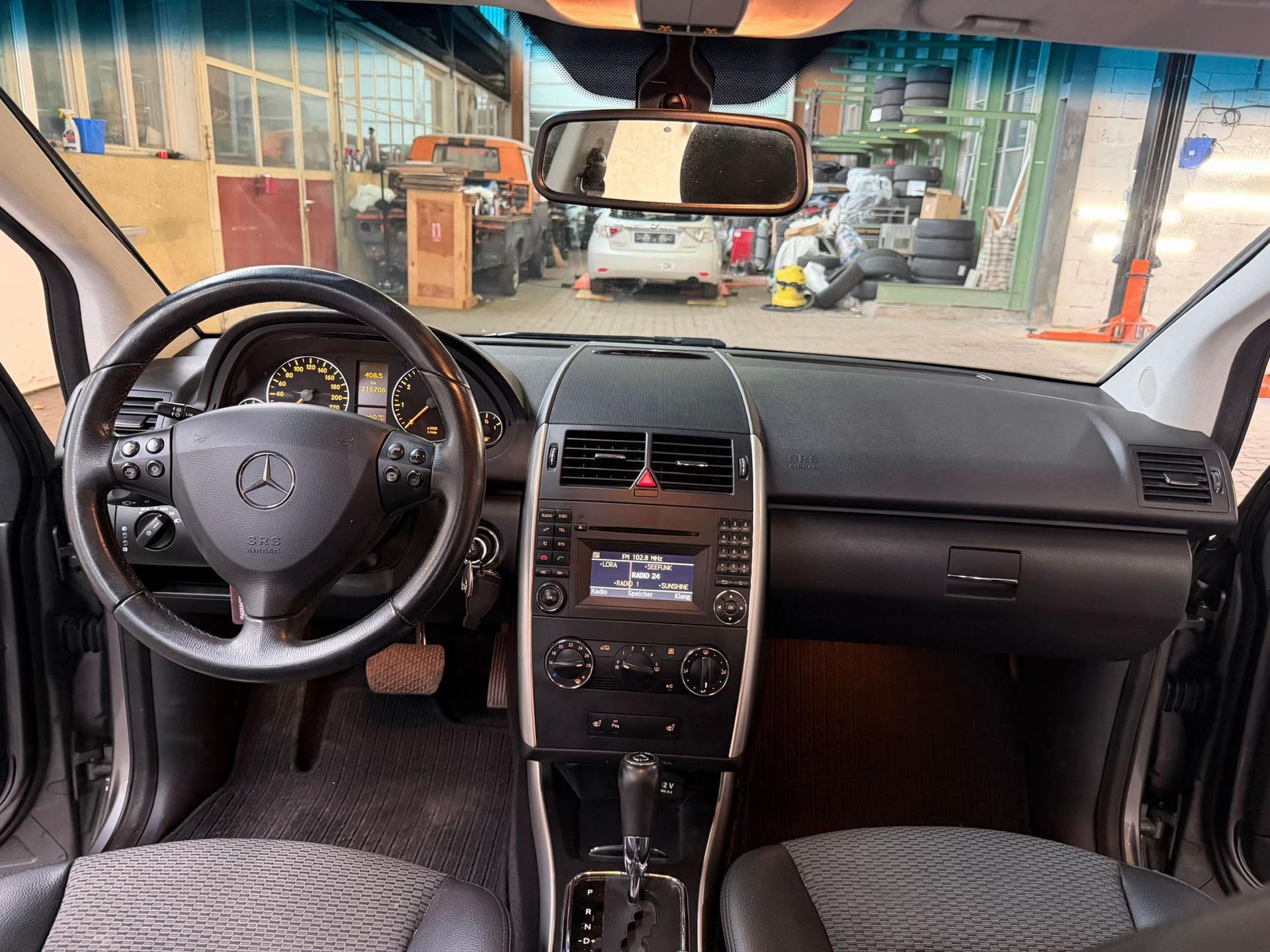 Armaturenbrett und Mittelkonsole eines Mercedes-Benz von AUTO KING