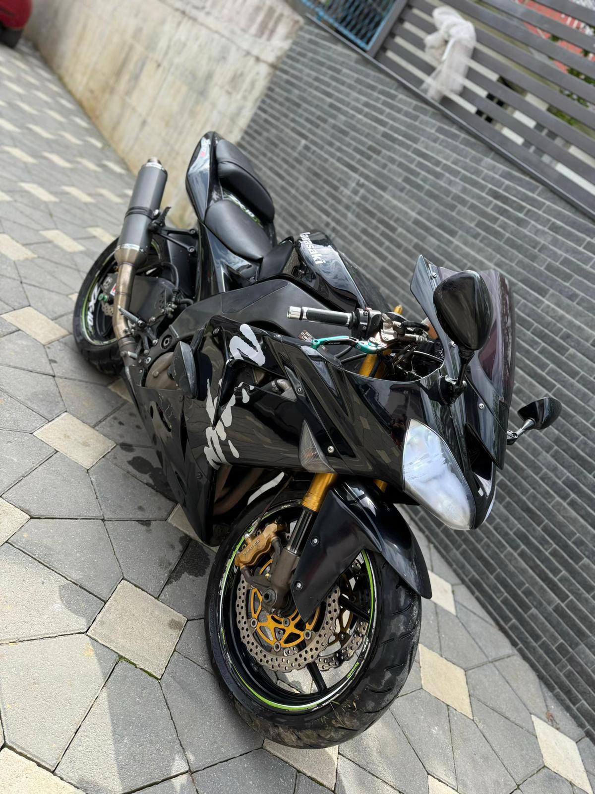 Schwarzes Kawasaki-Motorrad von AUTO KING in der Frontansicht
