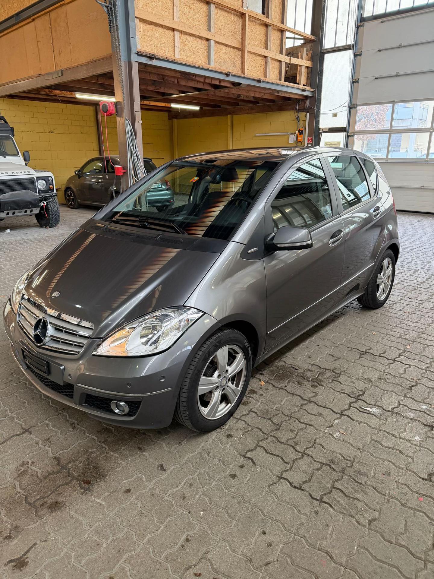 Grauer Mercedes-Benz A 180 von AUTO KING in der Dreiviertelansicht