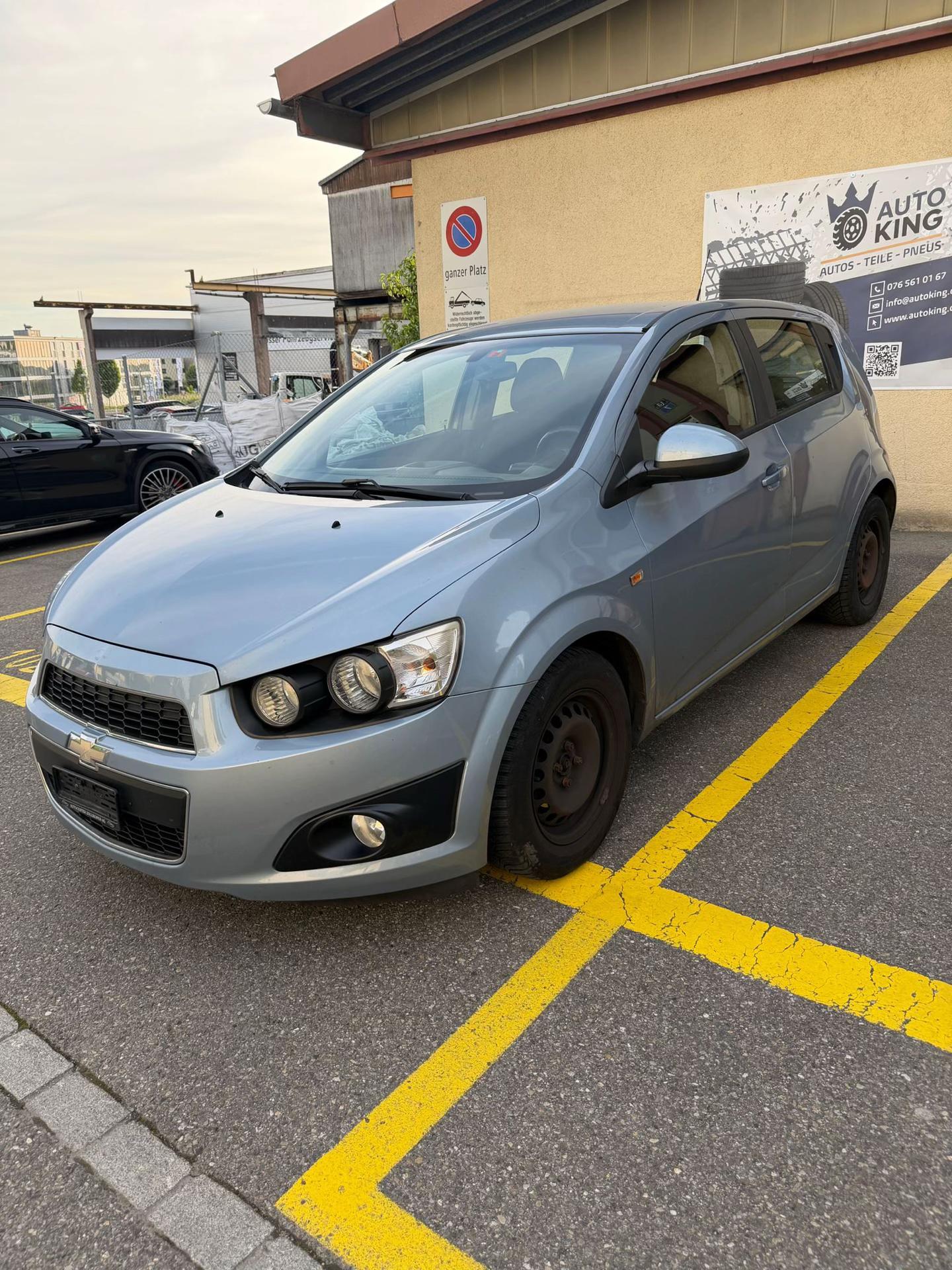 Hellblauer Chevrolet Aveo von AUTO KING vor dem Standort