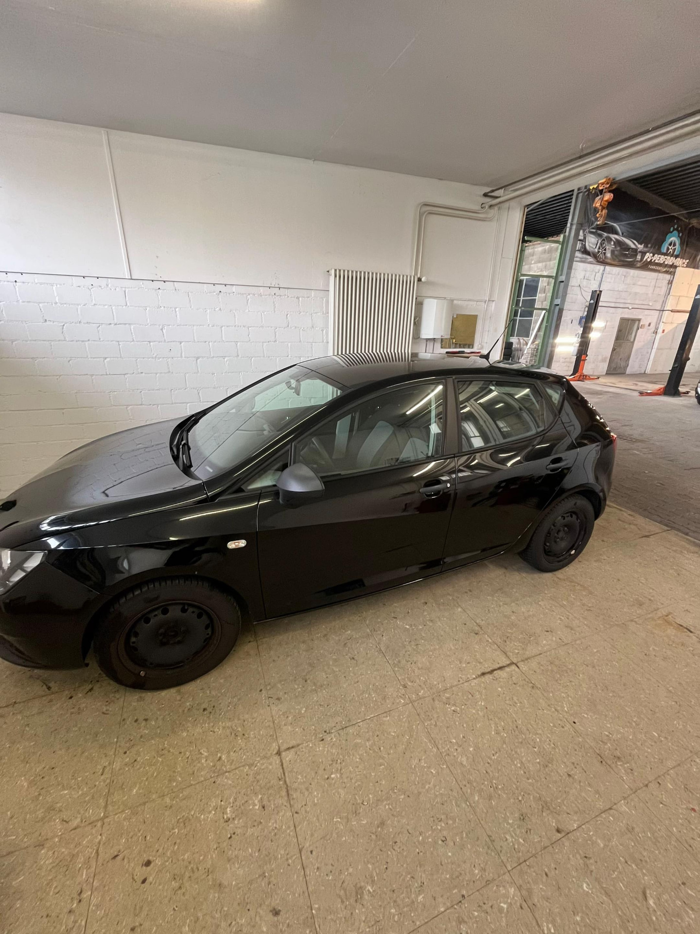 Schwarzer Seat Ibiza von AUTO KING in der Seitenansicht